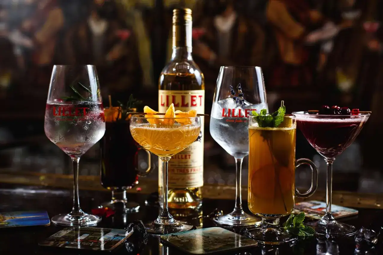 Fünf Lillet-Cocktails, darunter ein Gin-Tonic mit Rosmarin und ein Aperitif mit Orangenzesten, laden dazu ein, zu entdecken, wie schmeckt Lillet.