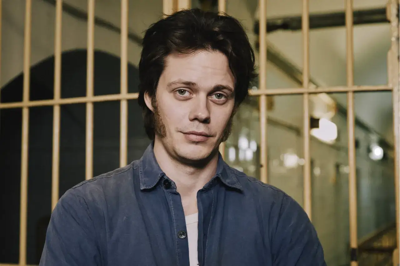 Bill Skarsgård som Clark Olofsson i rollistan i Clark, bakom galler.
