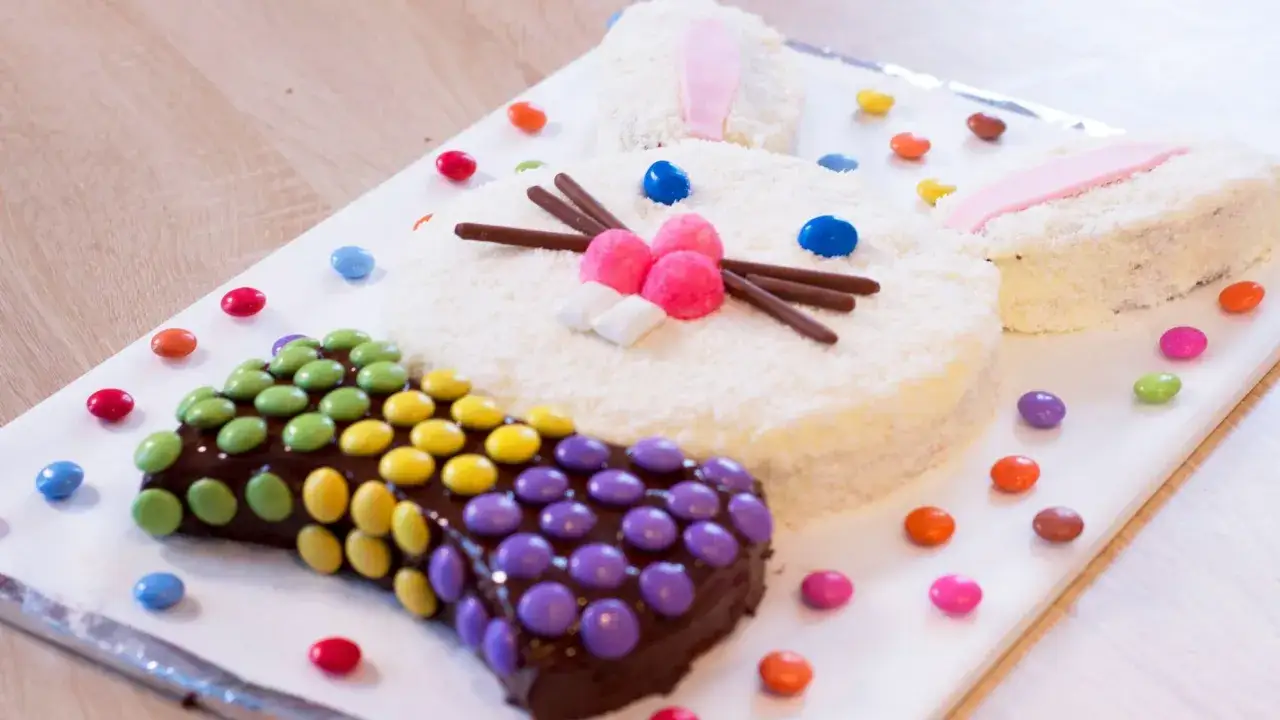 Un adorable lapin en g&acirc;teau coco, d&eacute;cor&eacute; de bonbons color&eacute;s. Un dessert de P&acirc;ques facile et festif pour toute la famille.