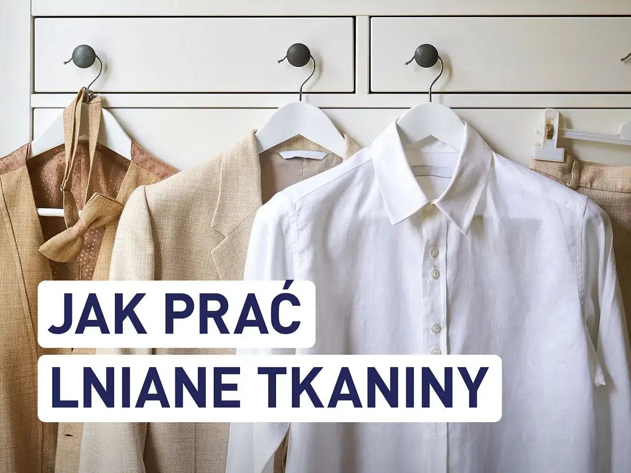 Jak prać len? Eleganckie lniane ubrania wiszą na wieszakach, gotowe do pielęgnacji.