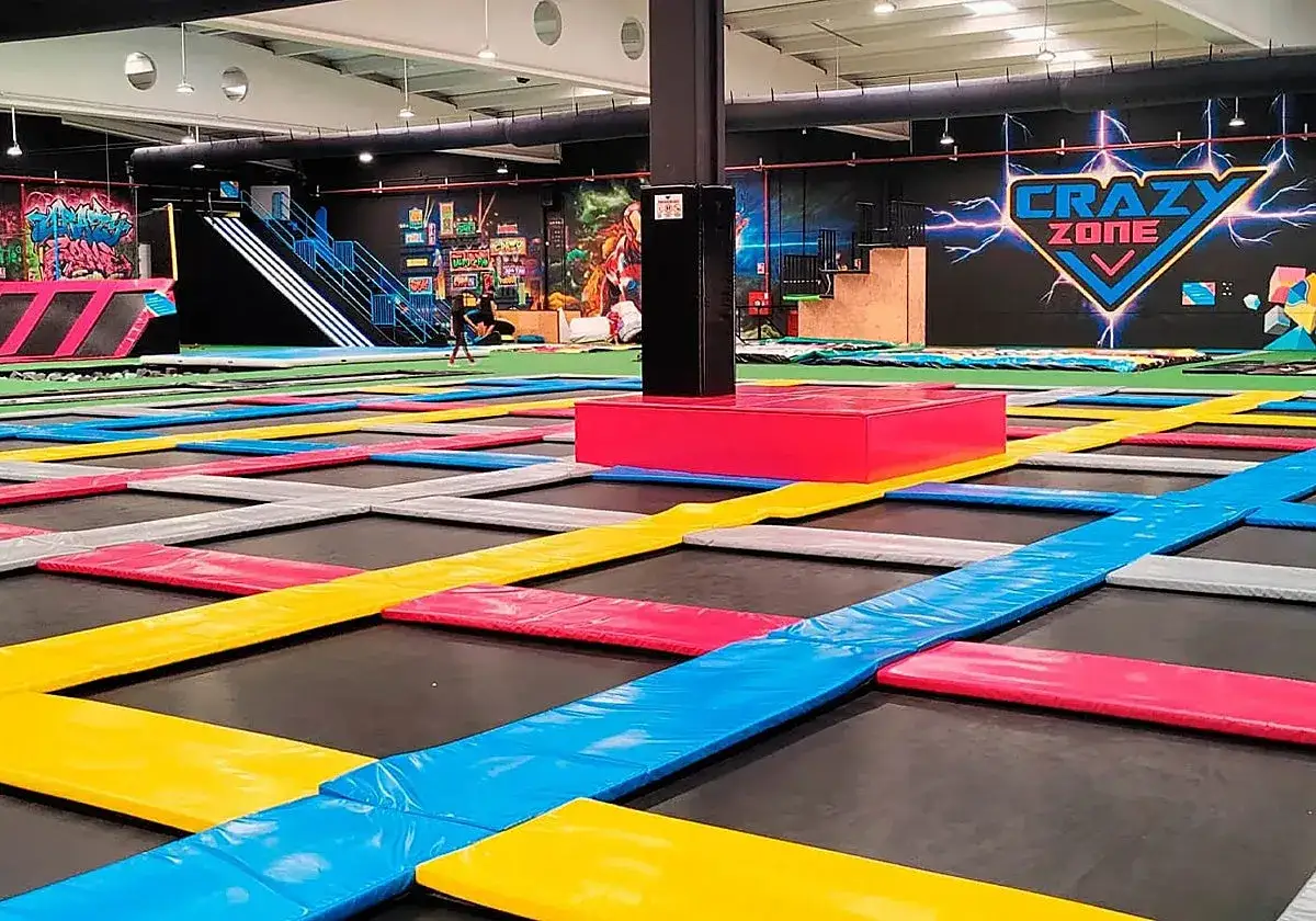 Parque de trampolines con colchonetas de colores, ideal para saber qué ver en Sevilla con niños y disfrutar de un día lleno de saltos y diversión.