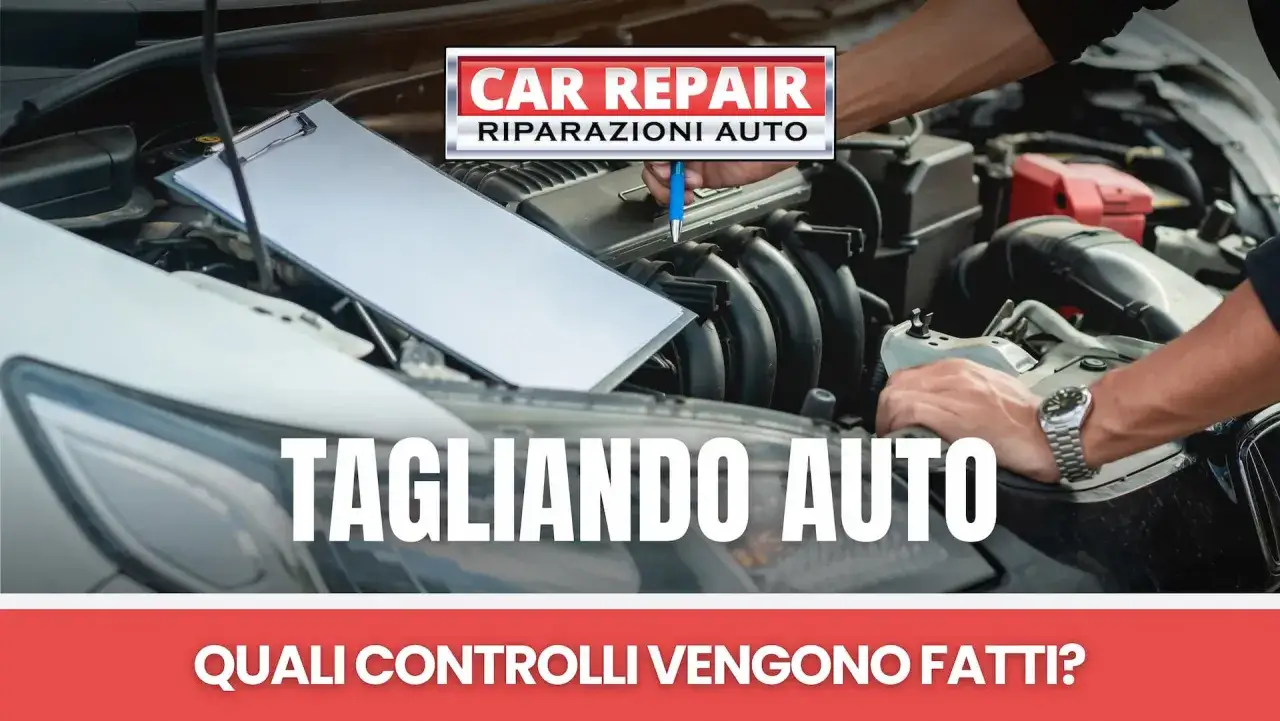Meccanico controlla motore auto per tagliando. Documenti e attrezzi pronti per la manutenzione.