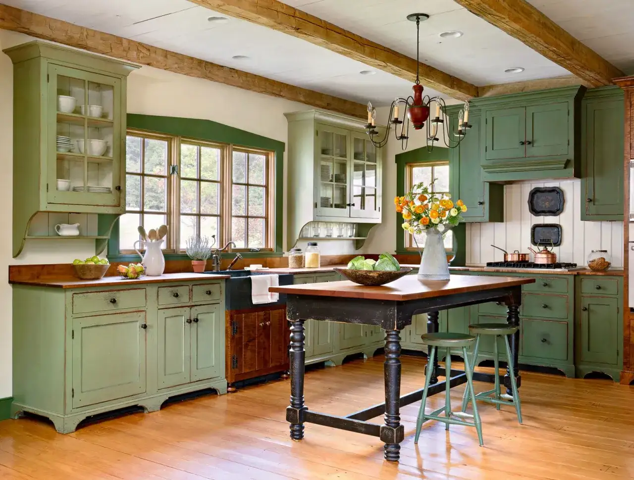 Acogedora cocina verde agua y madera, con vigas rústicas y un centro de mesa con flores.