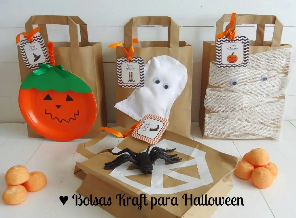 Bolsas de papel kraft decoradas para Halloween: una calabaza, un fantasma y una momia. ¡Listas para el dulce o truco!