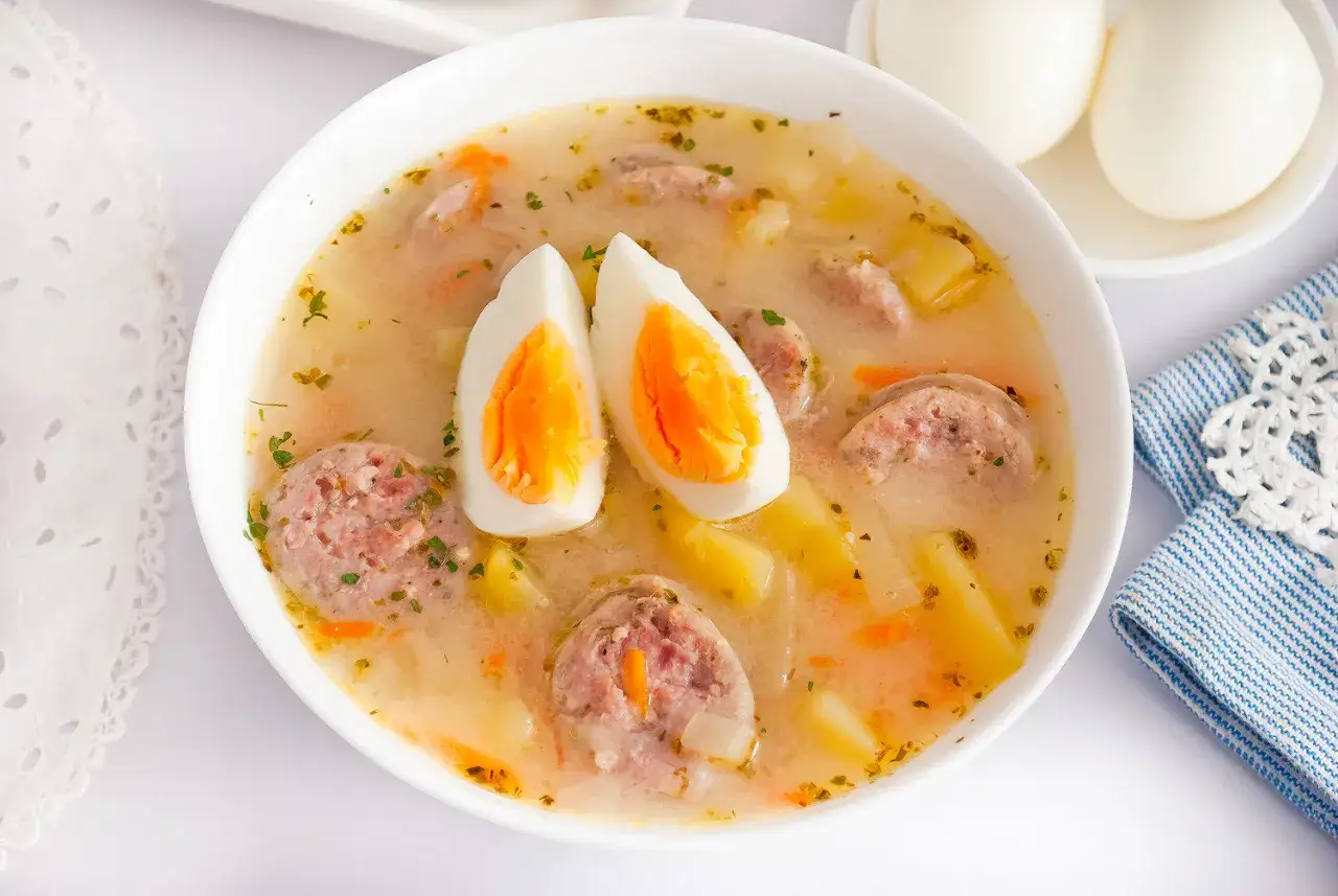 Aromatyczna zupa chrzanowa z kiełbasą i jajkiem, doprawiona chrzanem ze słoika.