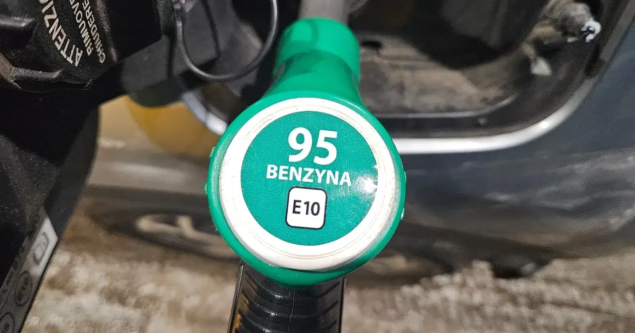 Samoch&oacute;d tankowanie benzyny E10
