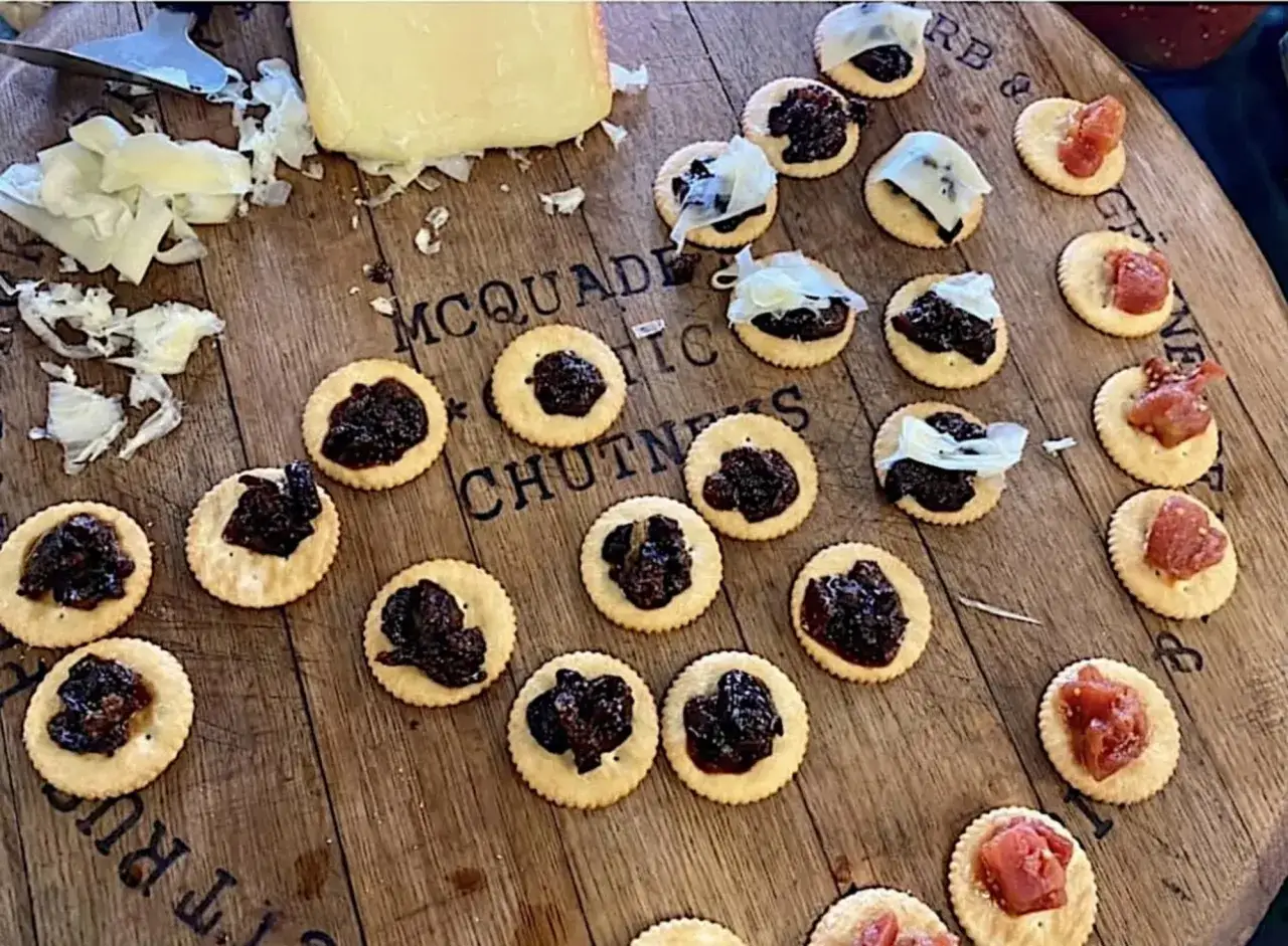 Kekse mit Chutney und K&auml;se: So isst man Chutney als w&uuml;rzige Beilage.