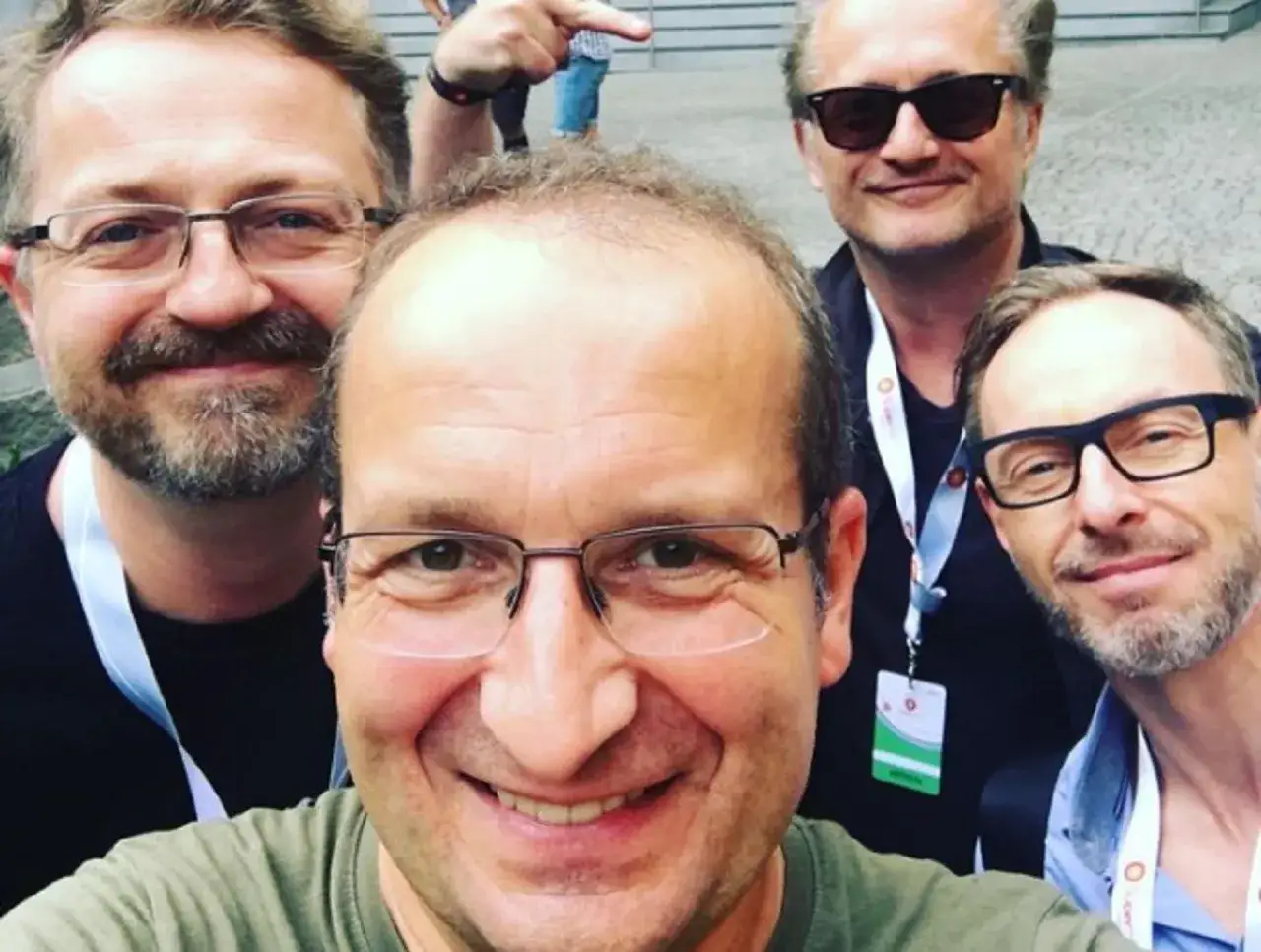 Przemysław Borkowski z Kabaretu Moralnego Niepokoju i koledzy na selfie.