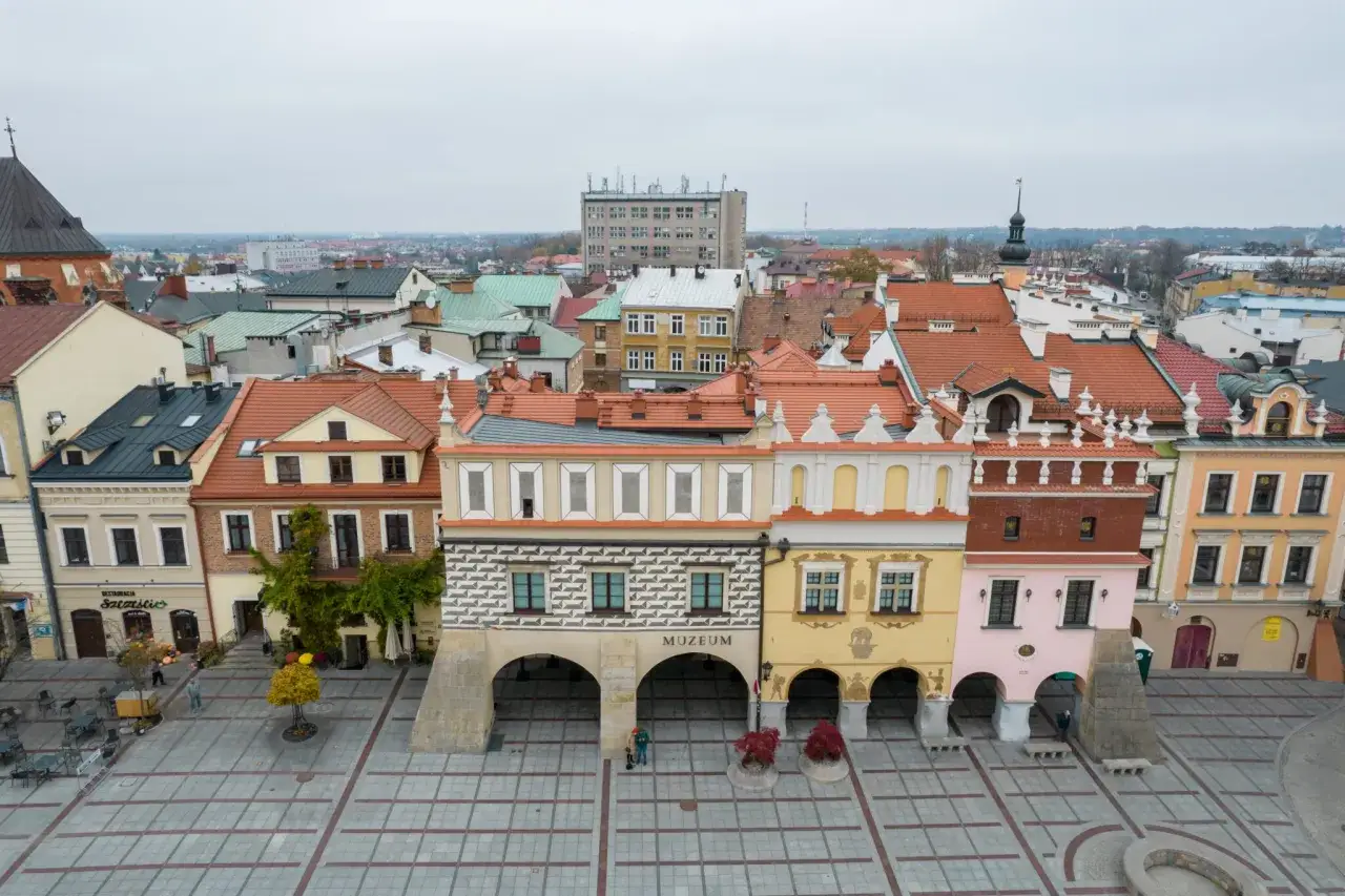 Kolorowe kamienice na tarnowskim Rynku, w tym Muzeum, to jedne z głównych atrakcji miasta.