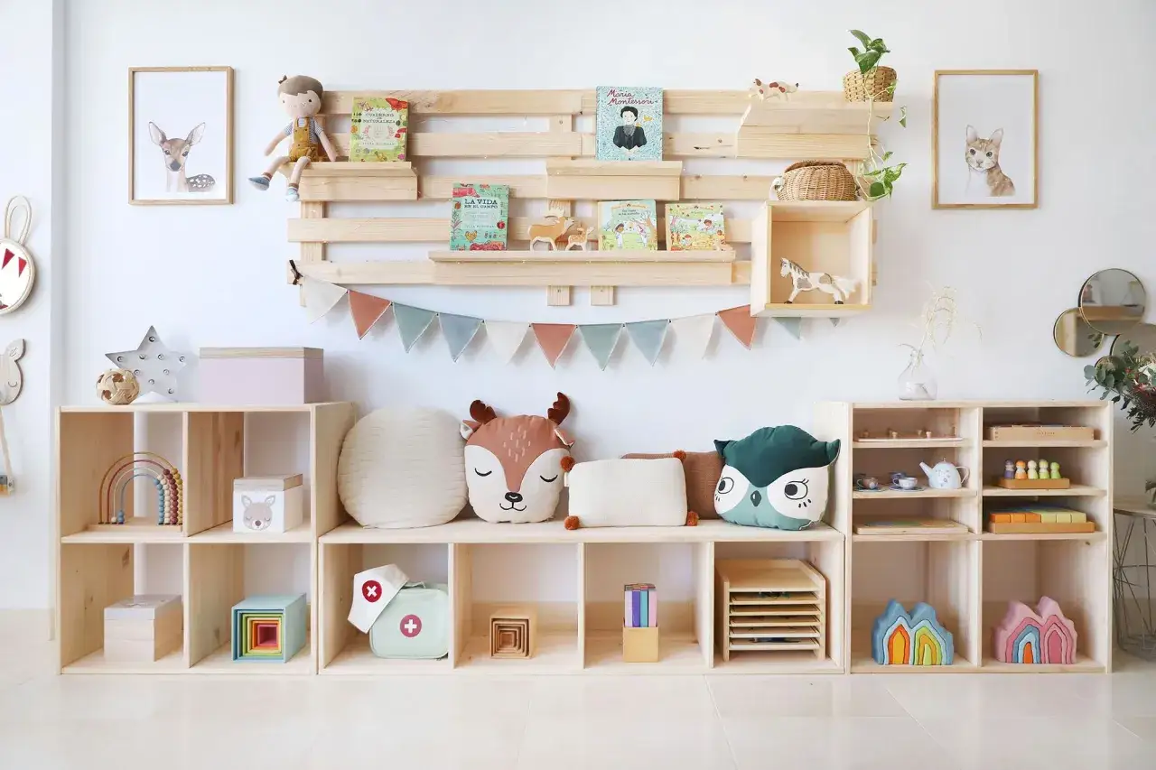 Estantería DIY de madera con juguetes, peluches y libros infantiles. Un espacio organizado y acogedor para jugar.