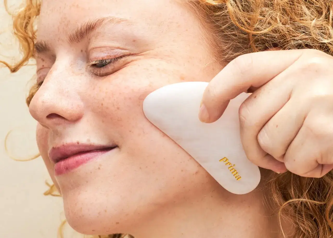 Un visage gonflé ? Ce gua sha blanc, un remède de grand-mère moderne, lisse la peau.