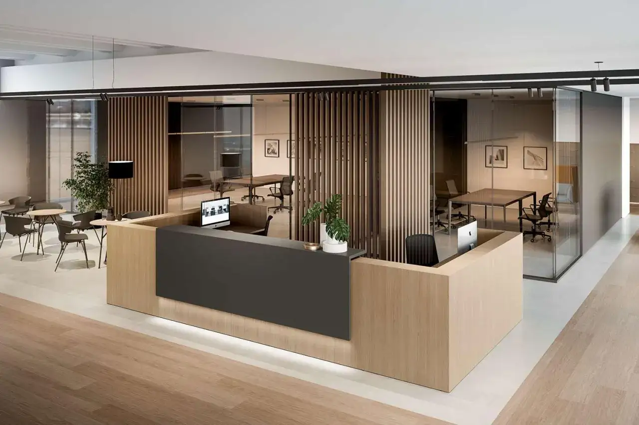 Un &eacute;l&eacute;gant espace d'accueil moderne avec un comptoir en bois clair et gris, des cloisons en bois, des bureaux vitr&eacute;s et un coin salon.