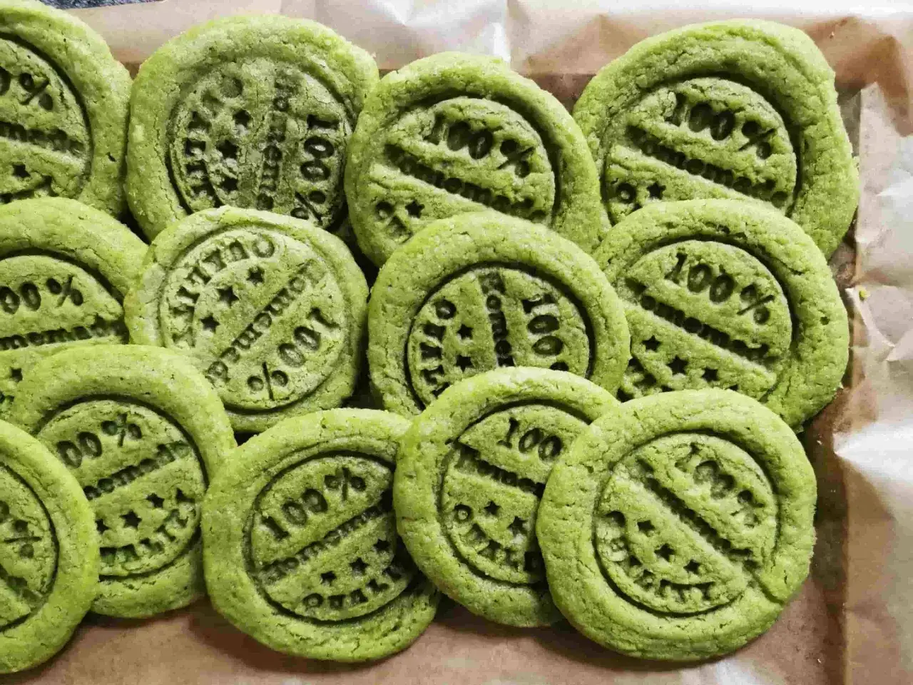 Grüne matcha kekse mit dem Aufdruck