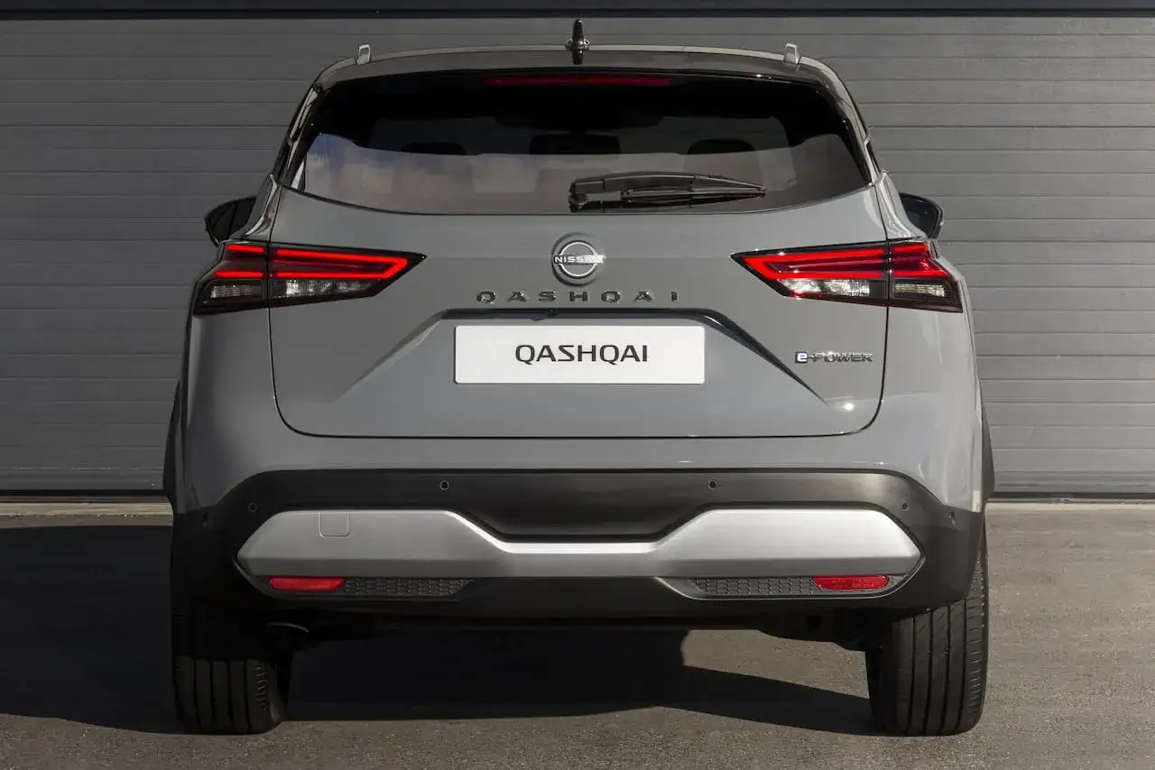 Tył szarego Nissana Qashqai e-POWER. Nowoczesne światła LED i wyraźne logo modelu.