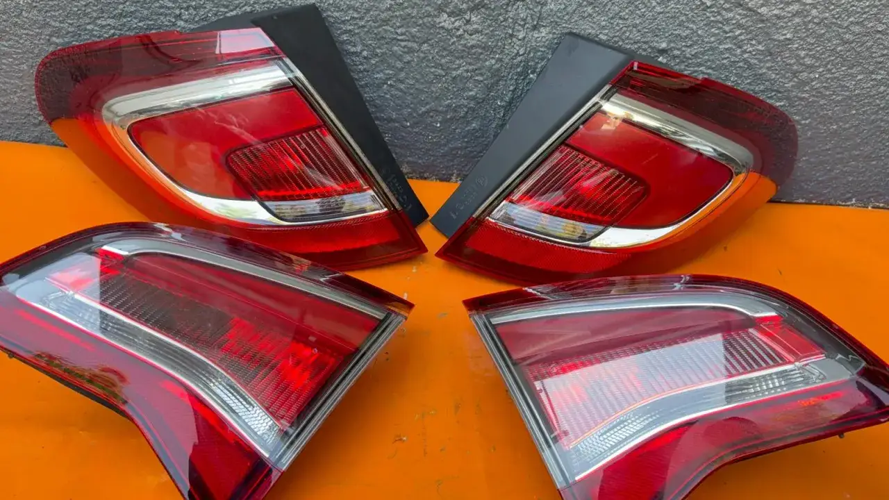 Komplet czterech lamp tylnych do Opel Meriva B. Wykaz żarówek jest widoczny wewnątrz kloszy.