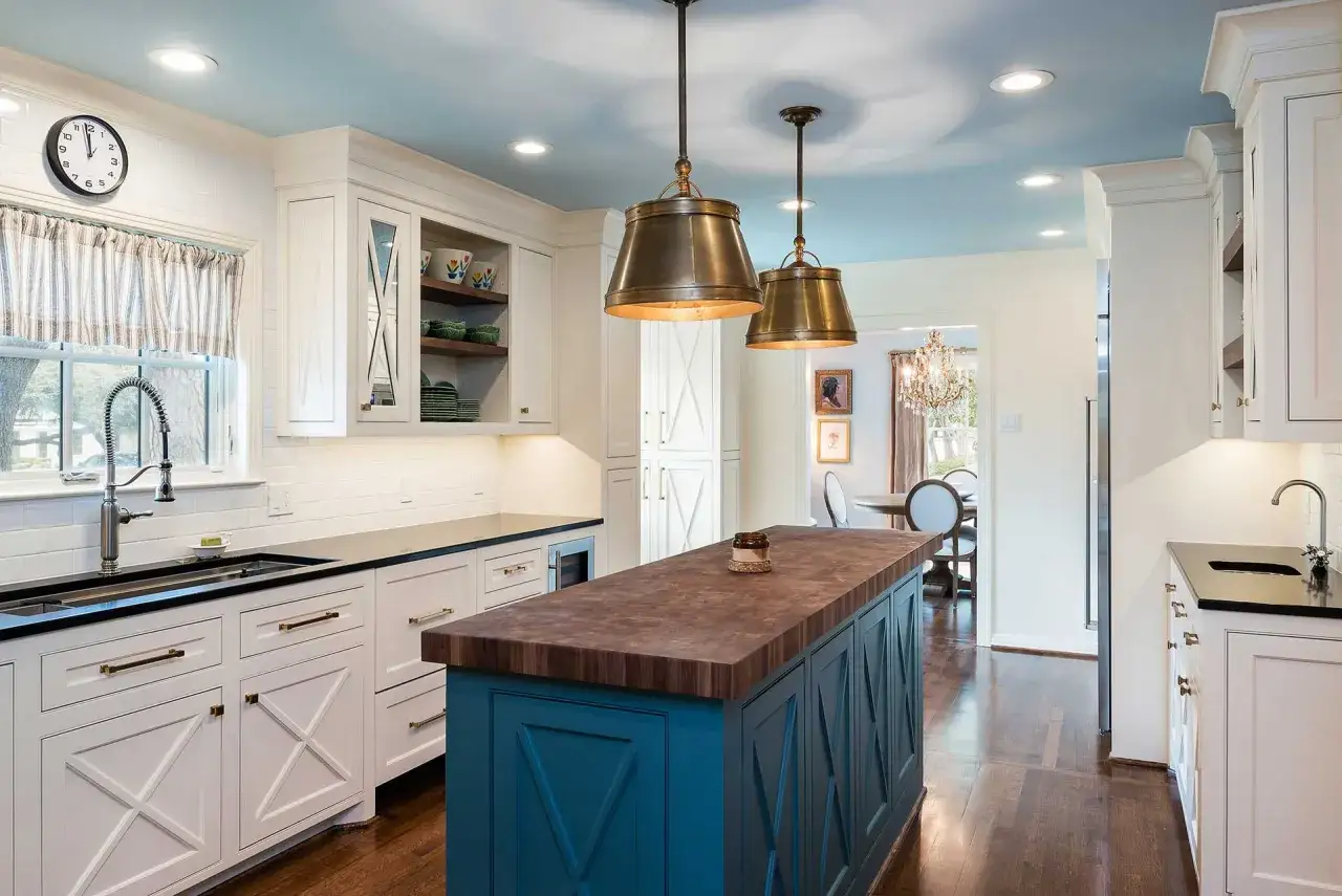 Un'elegante isola cucina fai da te con piano in legno e base blu, che aggiunge un tocco di colore e funzionalit&agrave;.