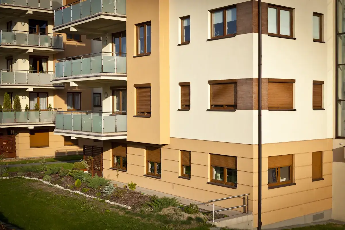 Prawda o rzekomym zakazie montażu rolet zewnętrznych w blokach: architektura nowoczesnego osiedla z roletami.