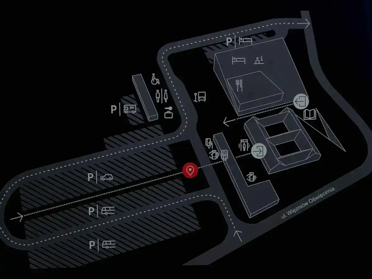 Mapa terenu Muzeum Auschwitz-Birkenau. Widać parkingi, budynki, drogi i oznaczenia. Tutaj jest Auschwitz.