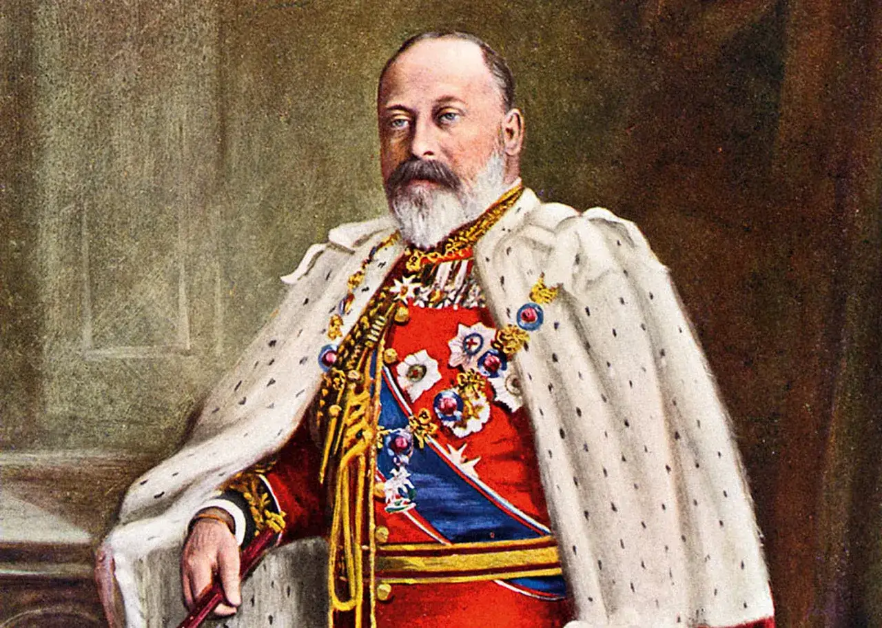 Portret króla Edwarda VII w bogatych szatach ceremonialnych, z orderami i berłem.