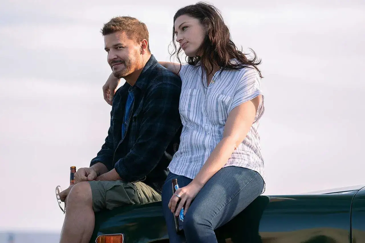 Jason Hayes und seine Frau genie&szlig;en eine Auszeit mit Bier. Ein ruhiger Moment f&uuml;r das SEAL Team Staffel 7.