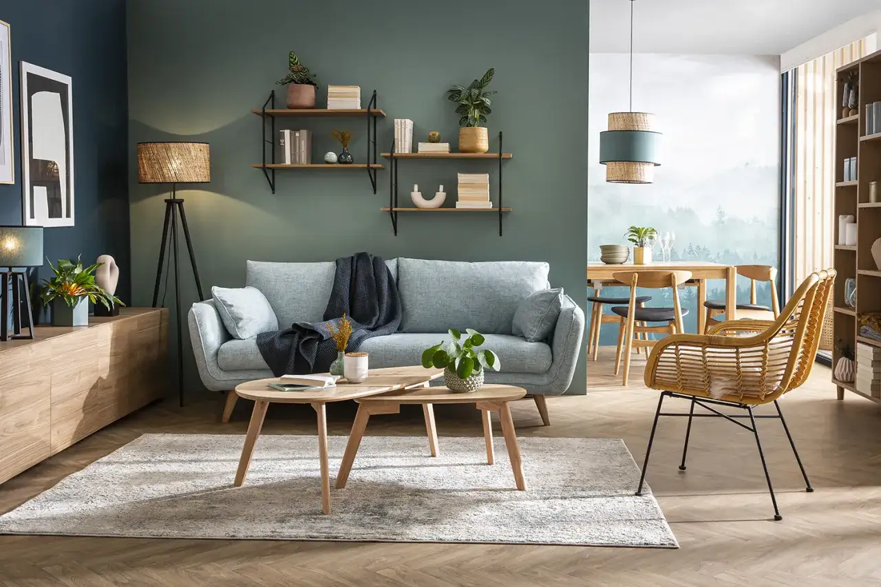 &Eacute;tag&egrave;res murales, lampadaire, et console en bois : des id&eacute;es pour que mettre derri&egrave;re un canap&eacute; et cr&eacute;er un espace cosy.