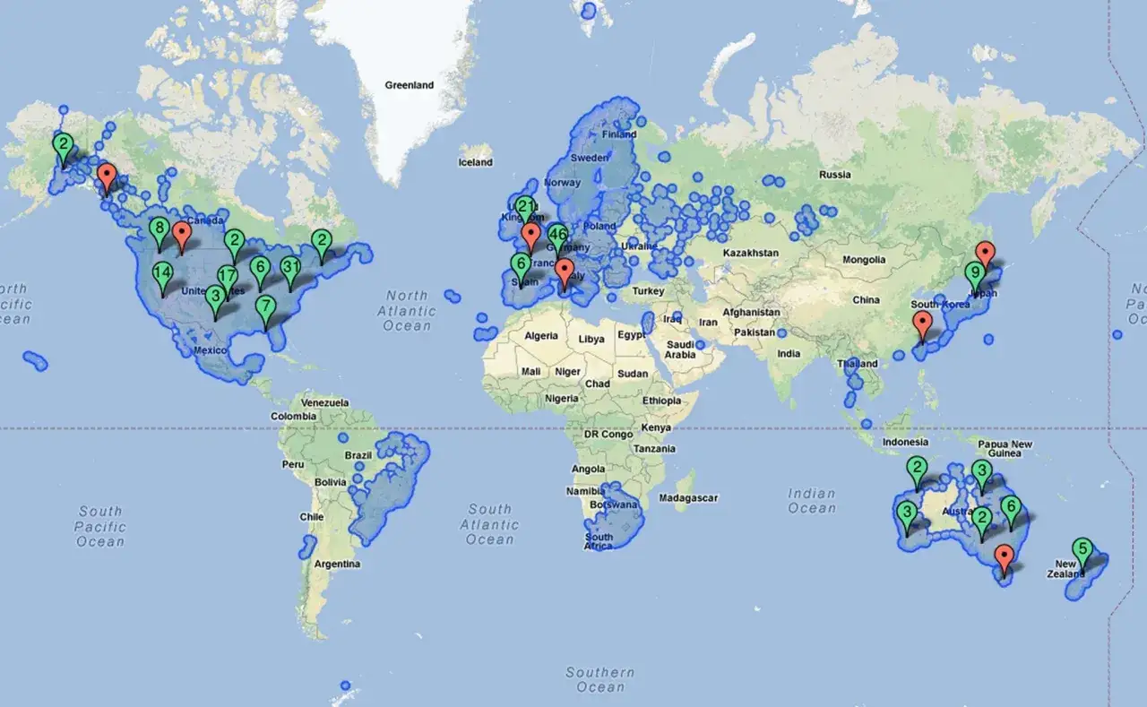 Mapa świata z zaznaczonymi lokalizacjami, jak w grze geoguessr. Punkty wskazują miejsca rozgrywki.