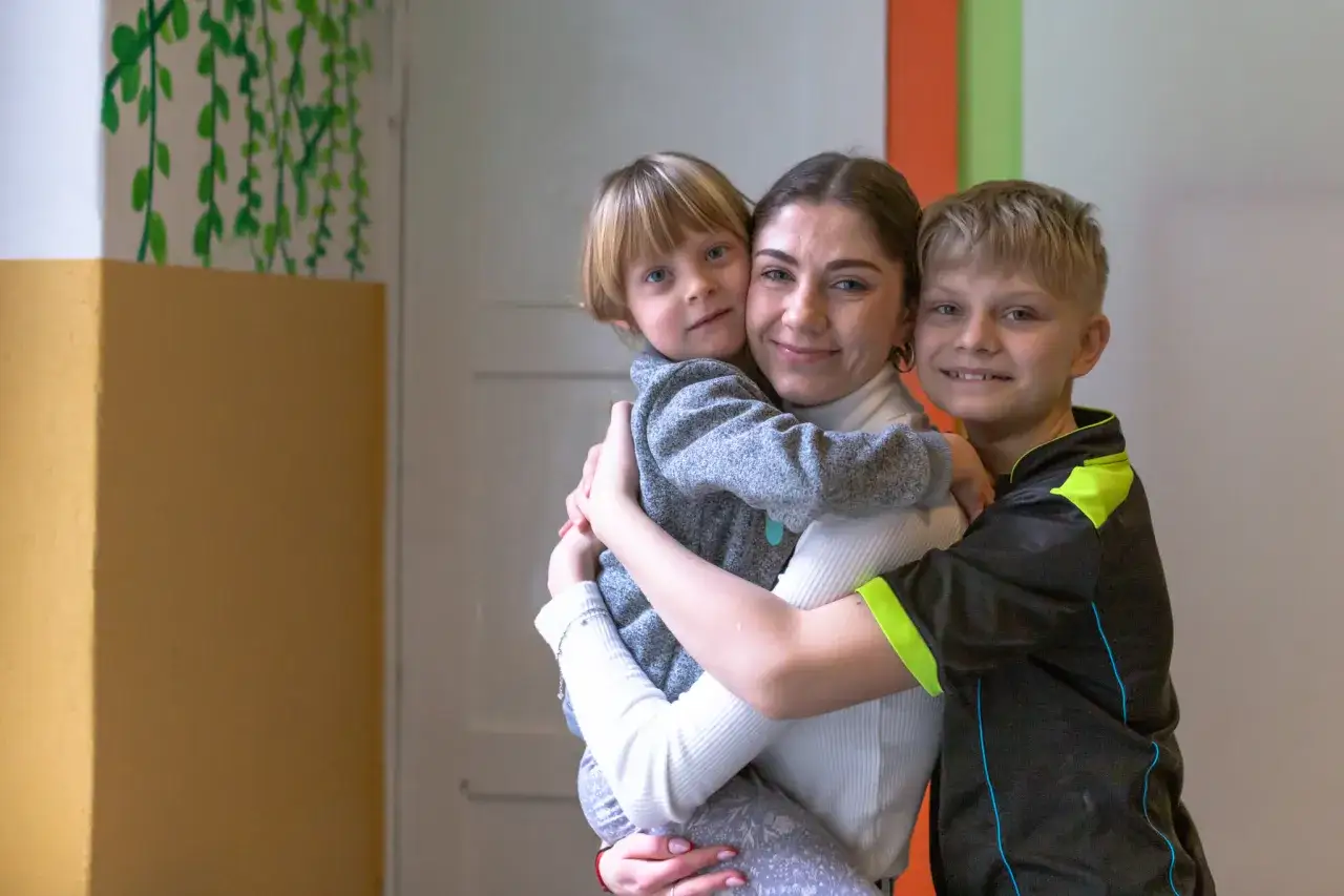 dziecko z zespołem Aspergera w kryzysie, rodzic wspiera, empatia