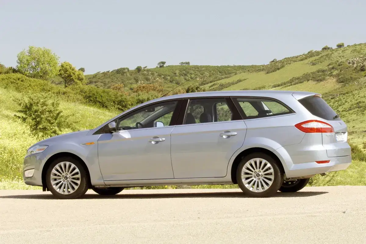 Ford Mondeo familiar plateado aparcado en un camino rural. Las medidas del Ford Mondeo son ideales para viajes familiares.