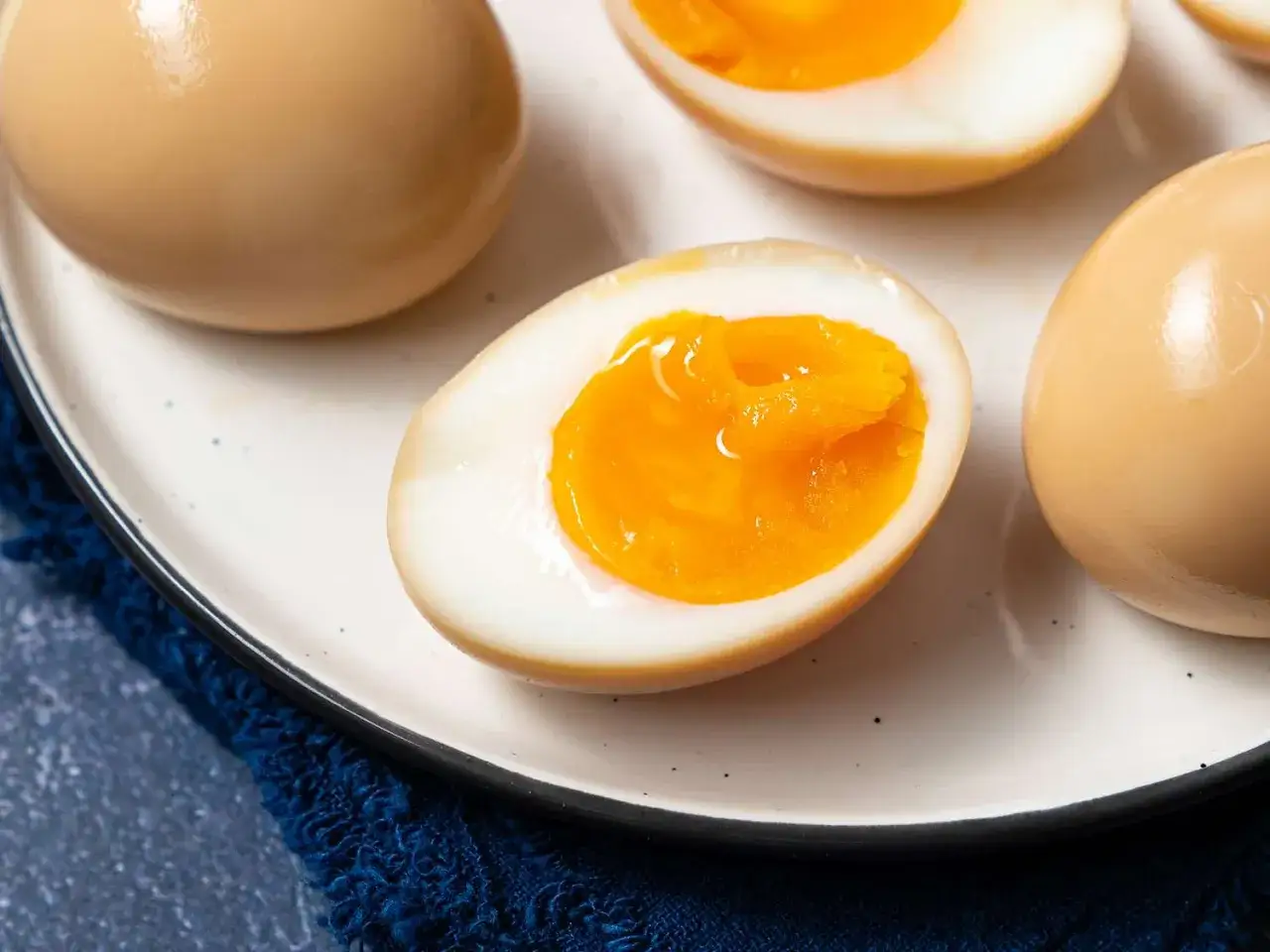 Œufs marinés pour ramen, avec un jaune coulant parfait, prêts à garnir votre bol.