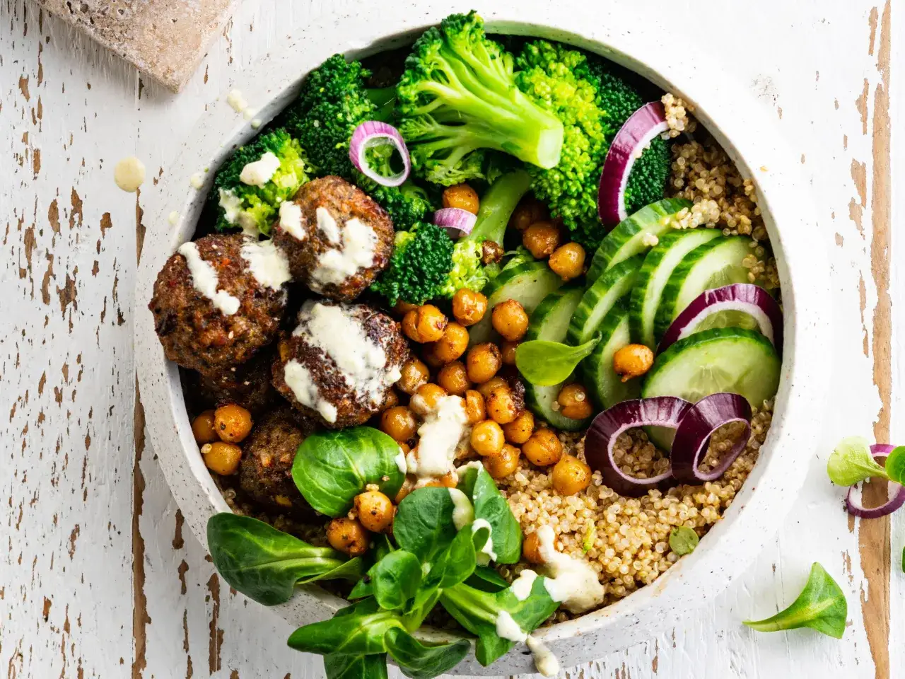 Vegetarische Buddha Bowl mit Quinoa und Kichererbsen