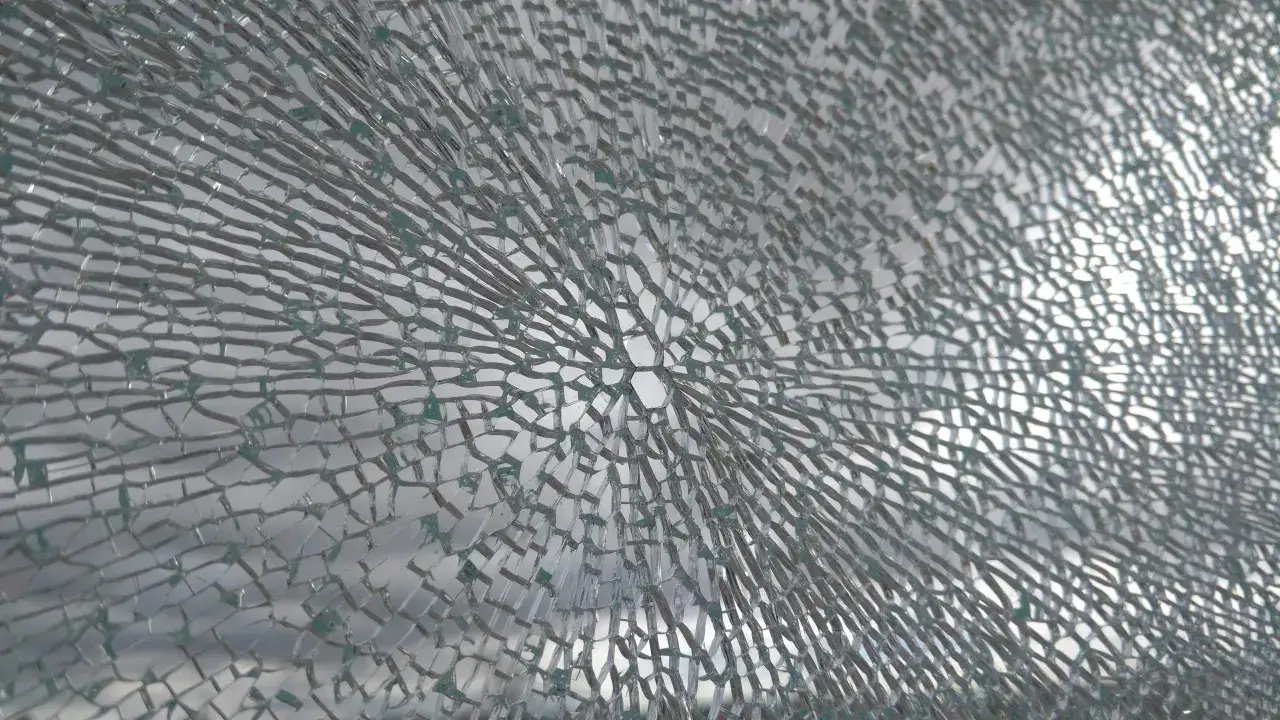Vidrio templado roto, que muestra que tipo de vidrio es mas seguro al romperse en peque&ntilde;os fragmentos.