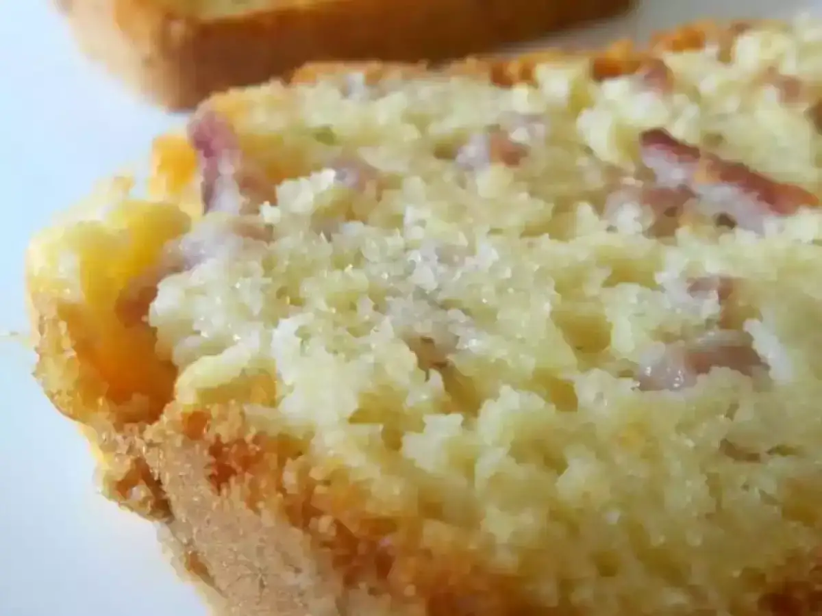 Tranche de cake jambon fromage, moelleuse et dor&eacute;e, parsem&eacute;e de morceaux savoureux.