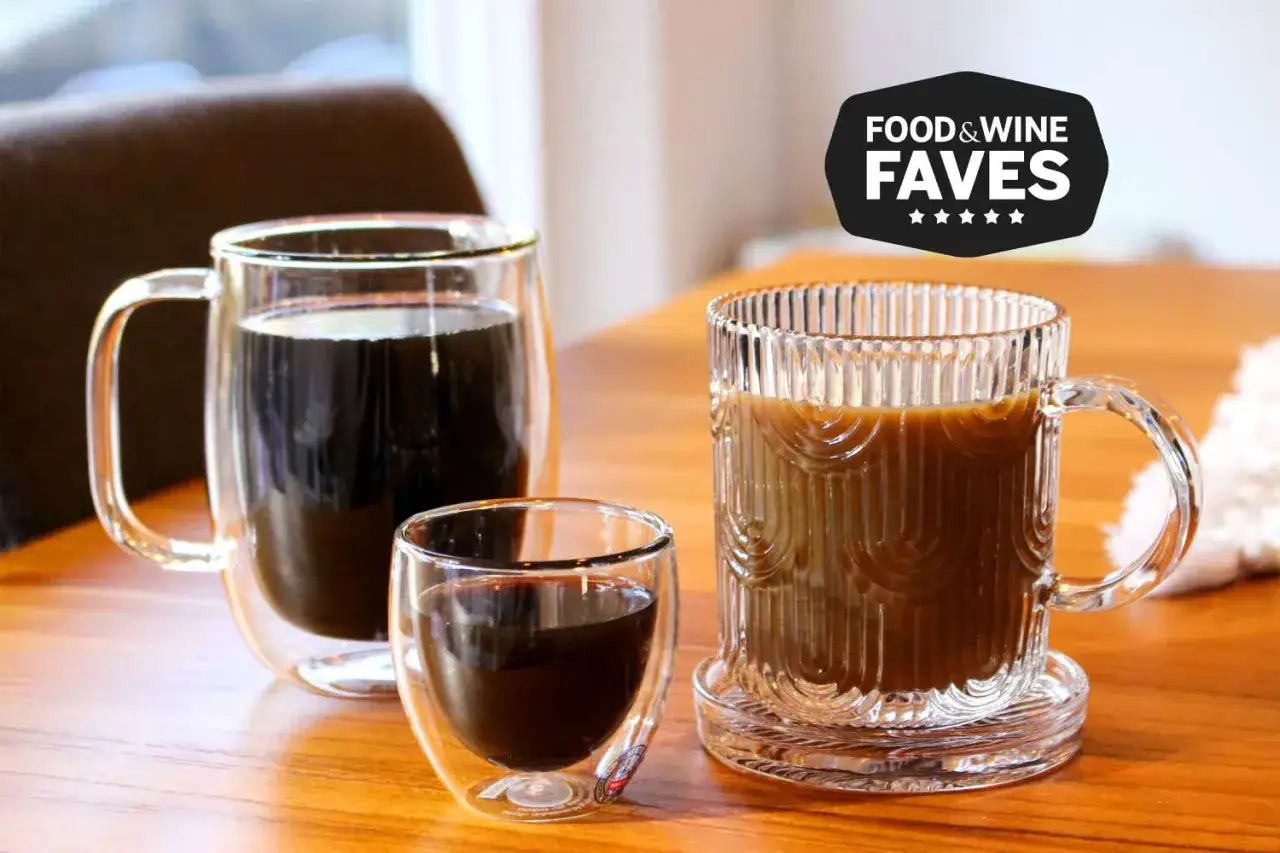 Zwei Kaffeegetr&auml;nke in Glasbechern: Ein dunklerer, der an Milchkaffee erinnert, und ein heller gef&auml;rbter, der wie Latte Macchiato aussieht.