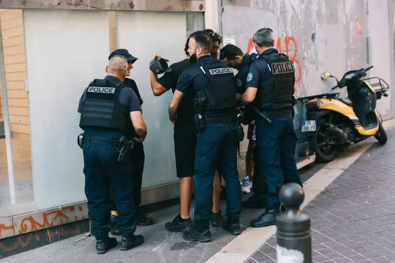 Policjanci w kamizelkach taktycznych rozmawiają na ulicy. Czy w Marsylii jest bezpiecznie? Obecność policji może budzić r&oacute;żne odczucia.