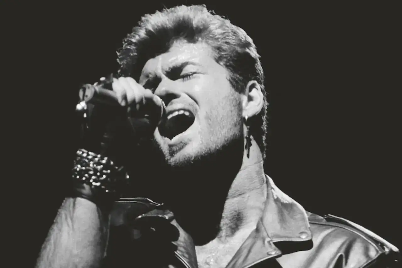George Michael śpiewa z pasją, przypominając swoje niezapomniane utwory.