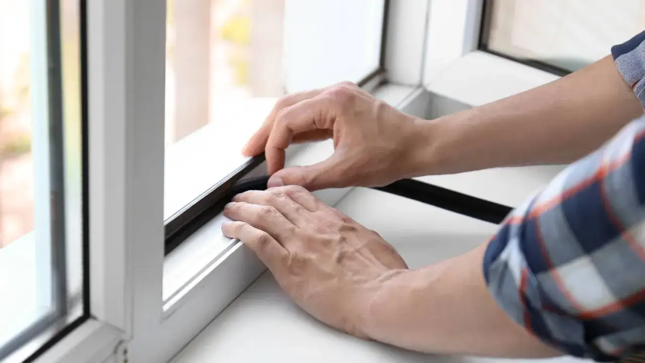 Man instala burlete en ventana. Mejora el aislamiento t&eacute;rmico y ac&uacute;stico, reduciendo la conductividad del vidrio y el paso de aire.