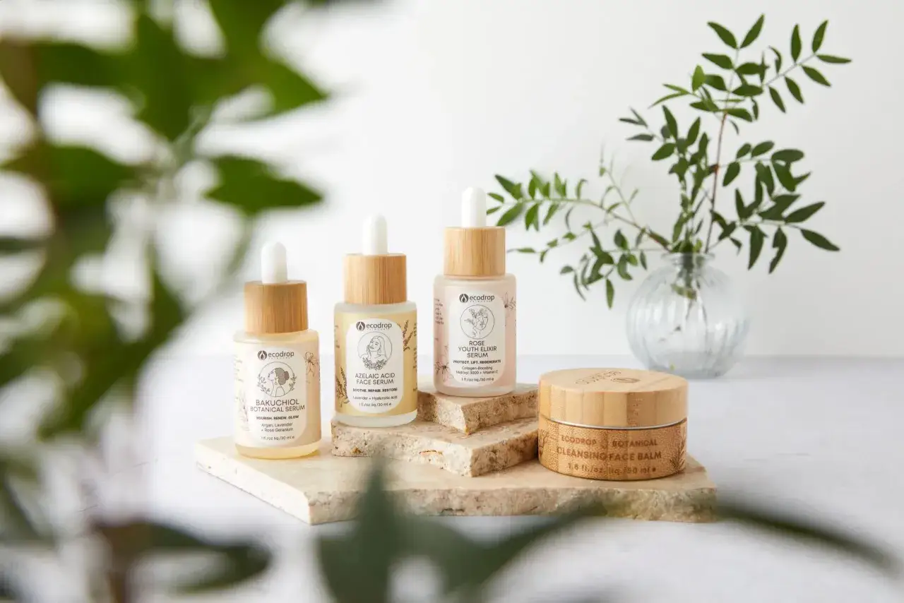 Naturalna pielęgnacja w estetycznej odsłonie. Fotografia produktowa prezentuje kosmetyki Ecodrop: sera i balsam do twarzy.