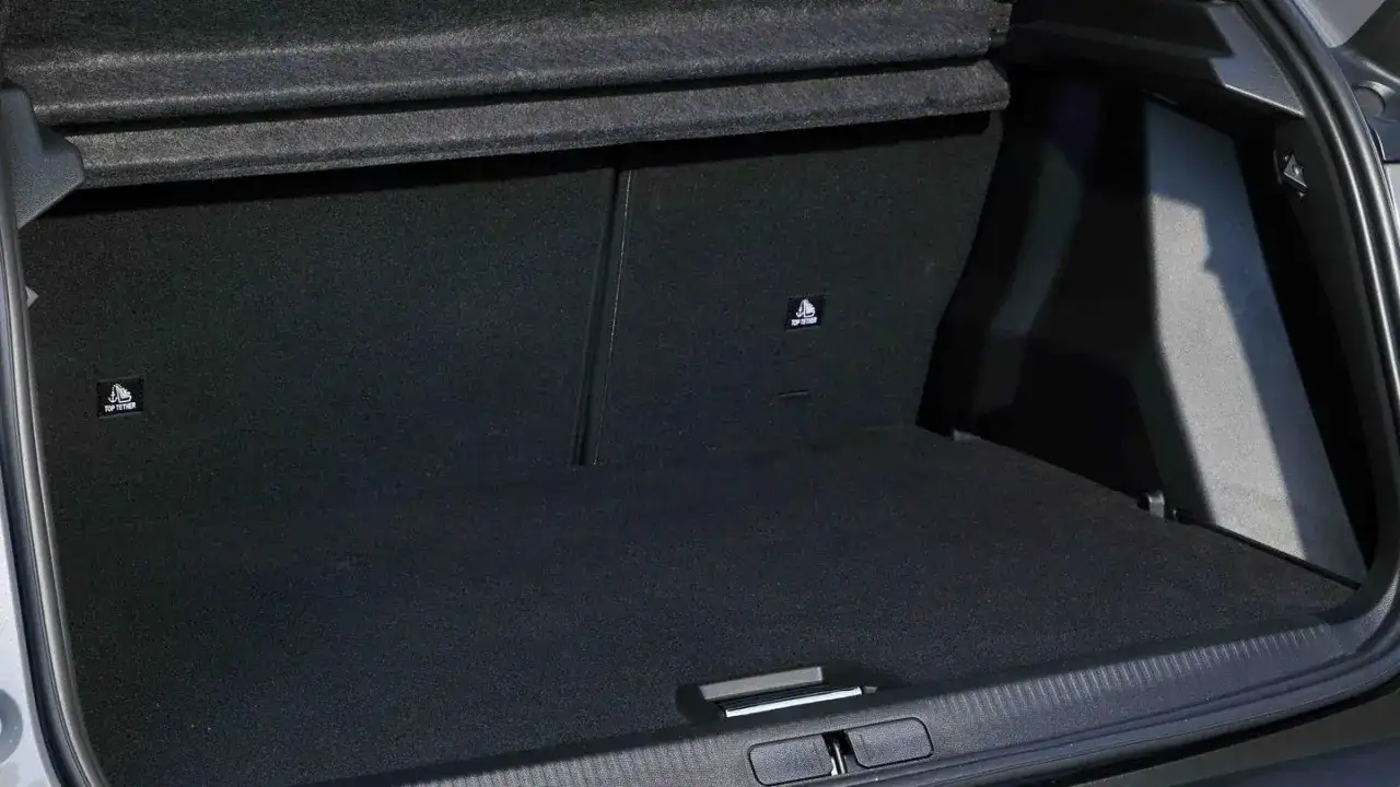 Bagagliaio Peugeot 2008: spazio e praticit&agrave; per ogni viaggio. Le dimensioni sono ideali per caricare tutto ci&ograve; che serve.