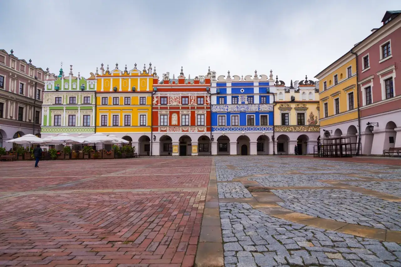 Kolorowe kamienice na Rynku Wielkim w Zamościu, mieście idealnym, tworzą malowniczy widok.