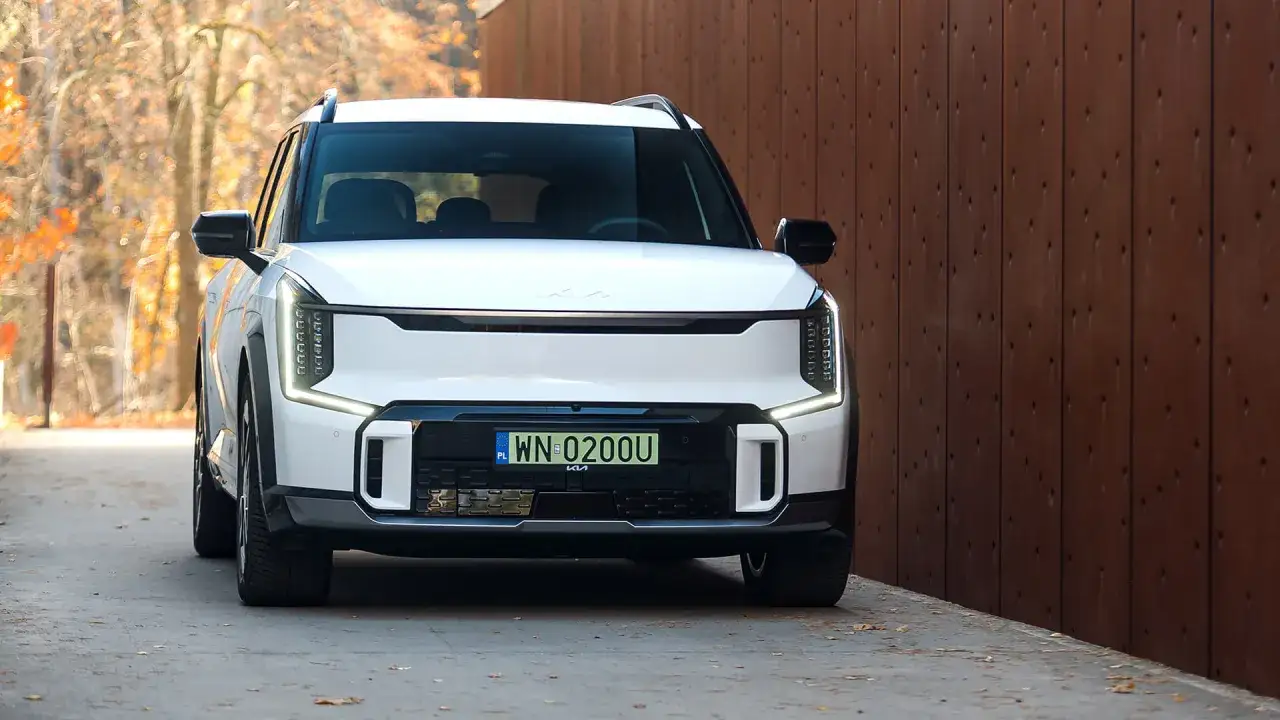 Nowe modele Kia, jak ten biały SUV, zachwycają nowoczesnym designem.