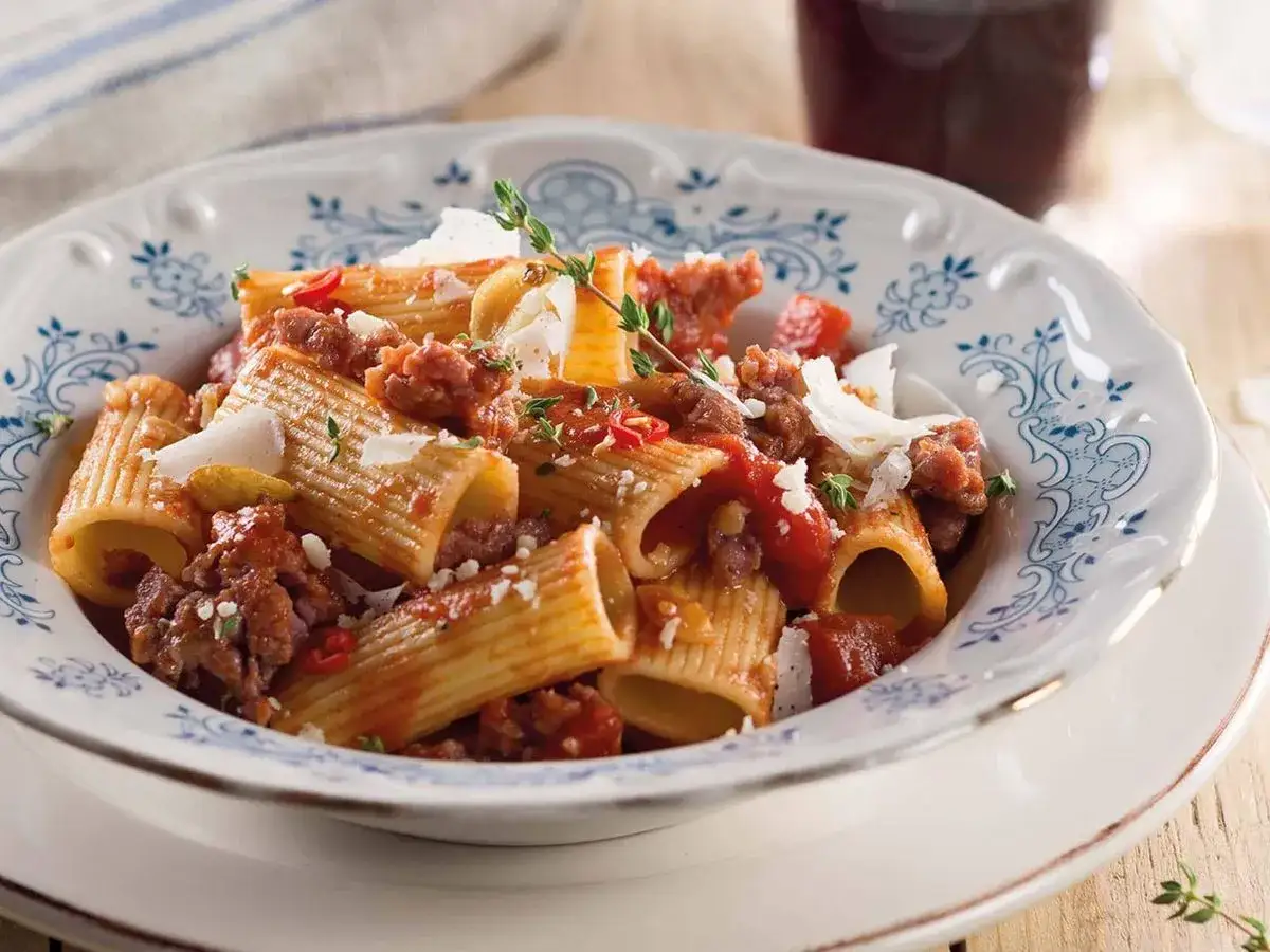 Herzhafte Rigatoni mit w&uuml;rziger Salsiccia-Sauce, garniert mit Parmesan und Kr&auml;utern. Ein Klassiker der italienischen K&uuml;che, perfekt f&uuml;r authentische Salsiccia Rezepte Italienisch.