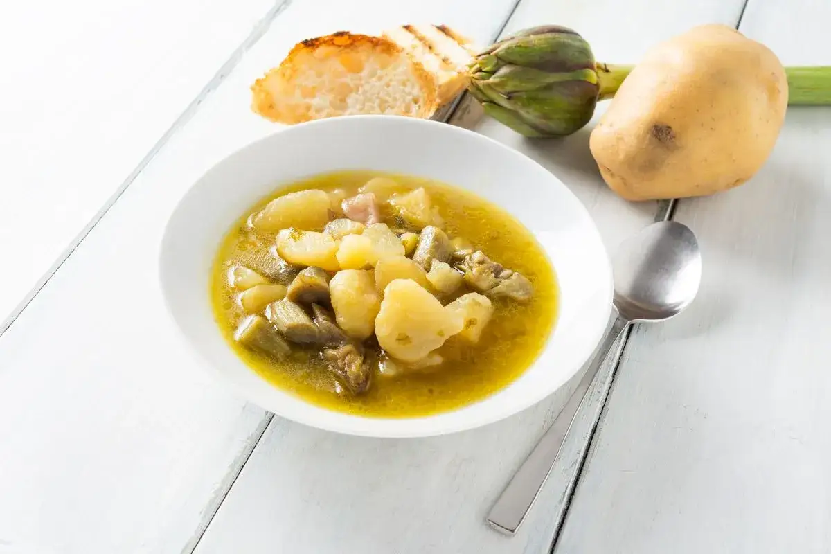 Ingredienti freschi minestra carciofi pugliese