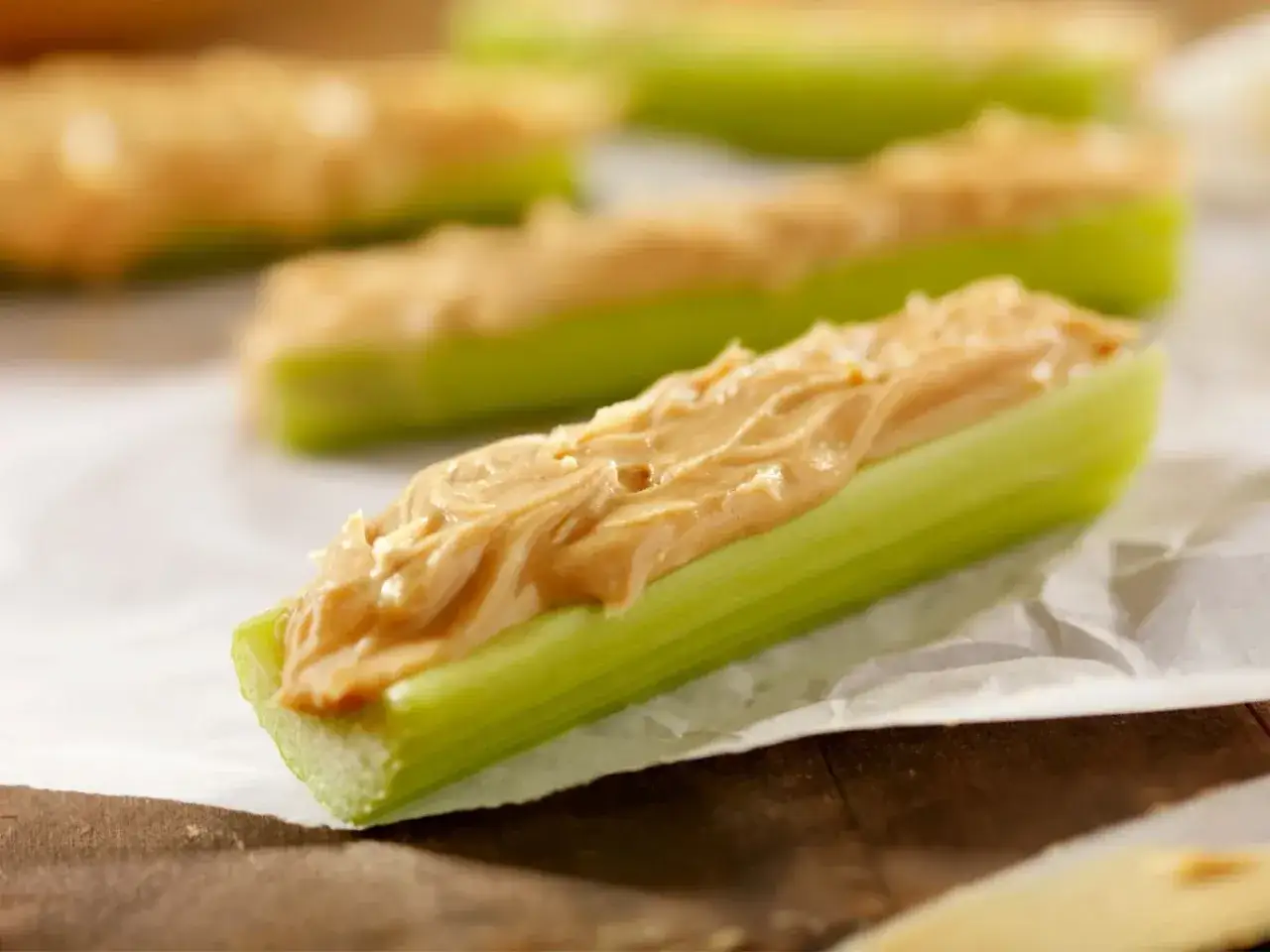 Seler z masłem orzechowym, zdrowa przekąska. Czy pies może jeść seler? Tak, ale bez dodatków.