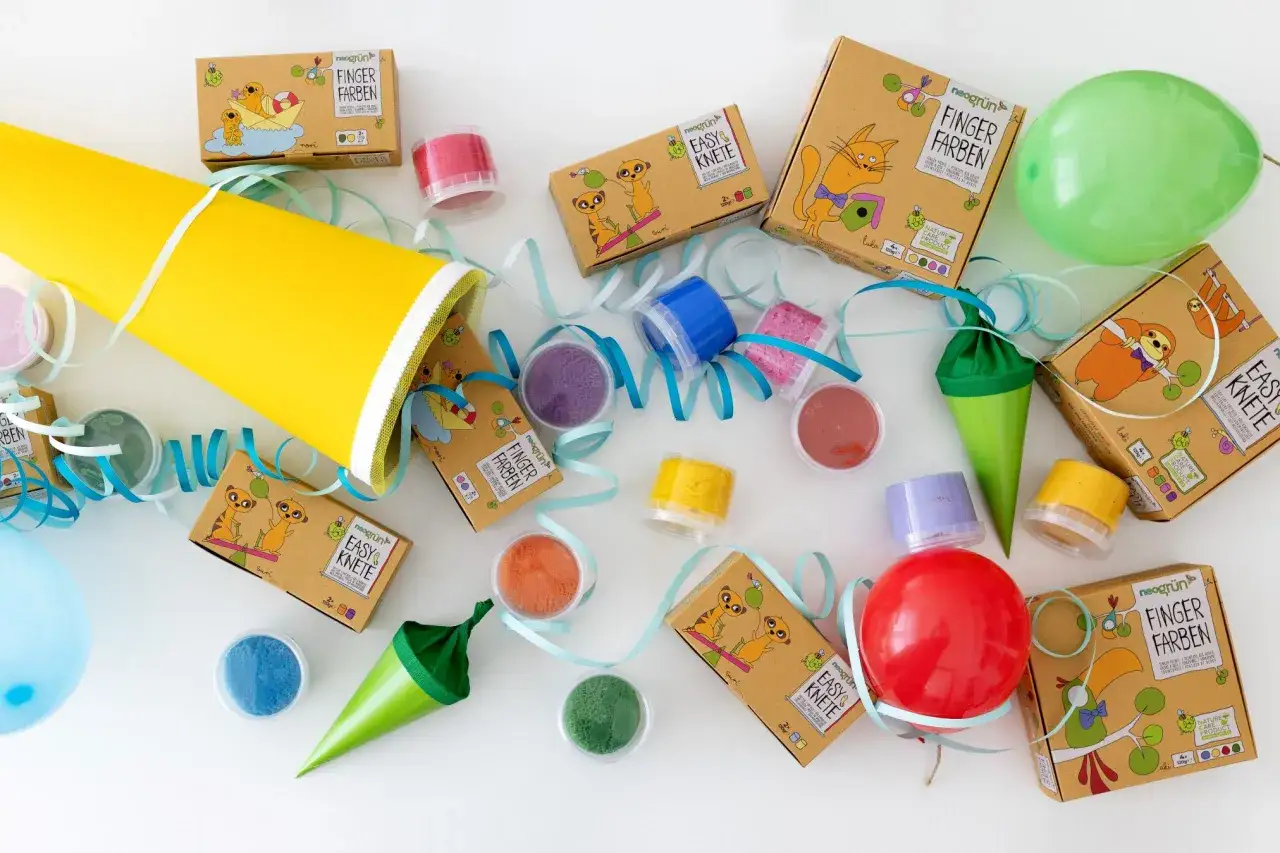Bunter erster Schultag: Schultüte, Fingerfarben, Knete und Ballons für den Einschulung-erster-Schultag-Spaß.