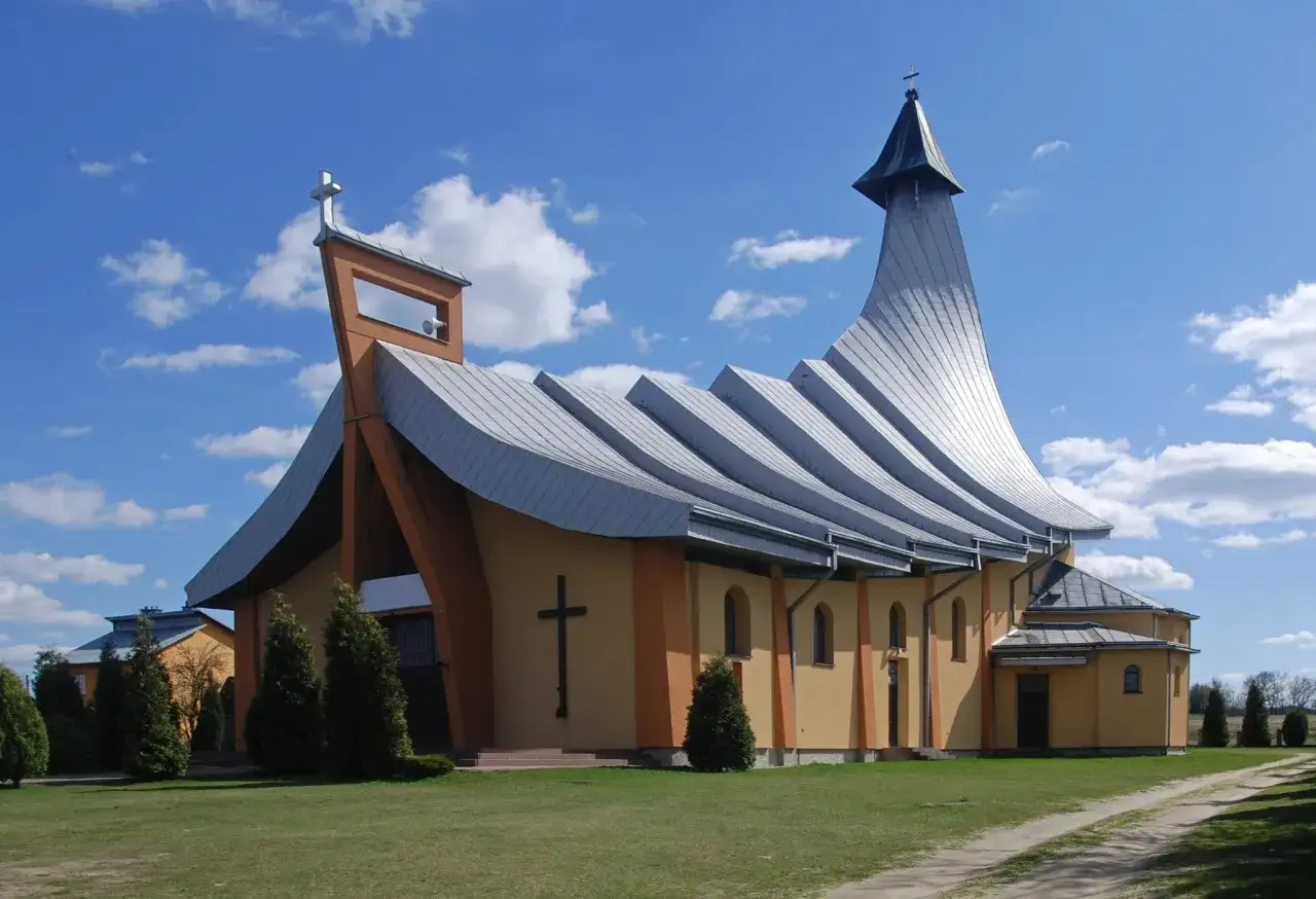 Nowoczesna bryła kościoła, jednego z sanktuariów maryjnych w Polsce, pod błękitnym niebem.