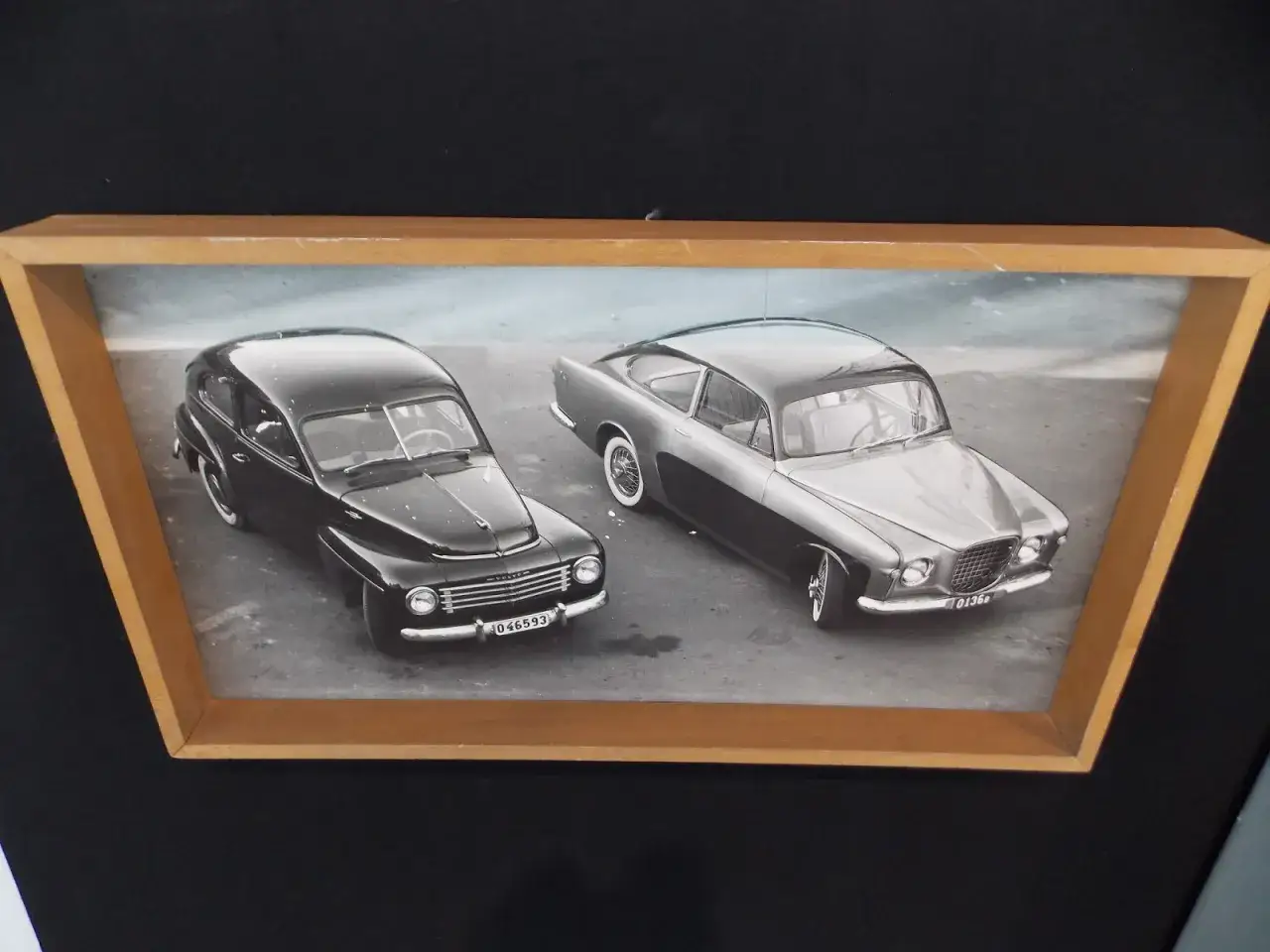 Två klassiska Volvobilar, en svart PV och en silverfärgad P1800, som visar Jan Wilsgaards design.