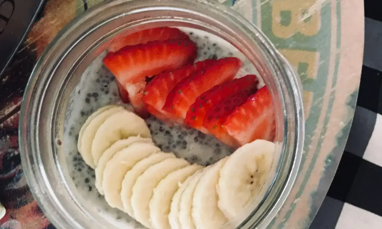 Budino di semi di chia con fragole e banane. Nonostante la loro bontà, i semi di chia possono essere pericolosi se non preparati correttamente.