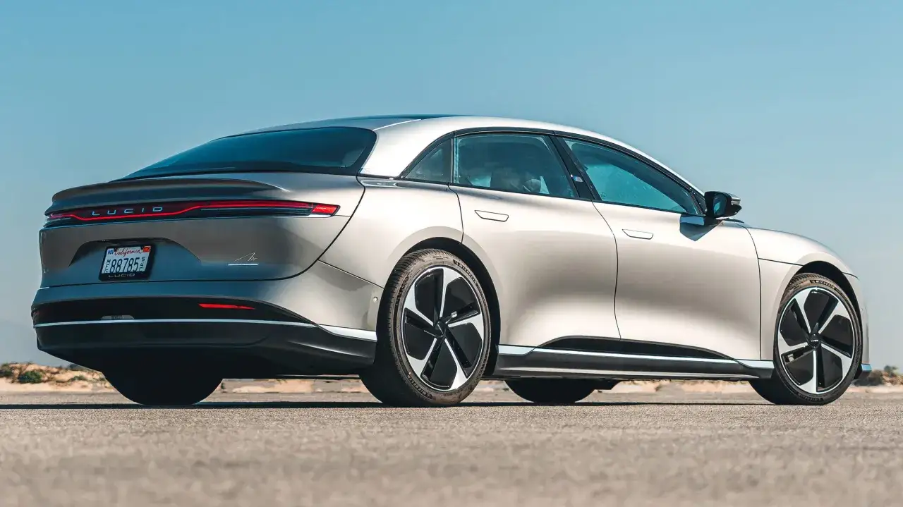 Voiture électrique Lucid Air, un rêve d'autonomie avec 1600 km. Son design futuriste et ses lignes élégantes promettent un voyage sans fin.