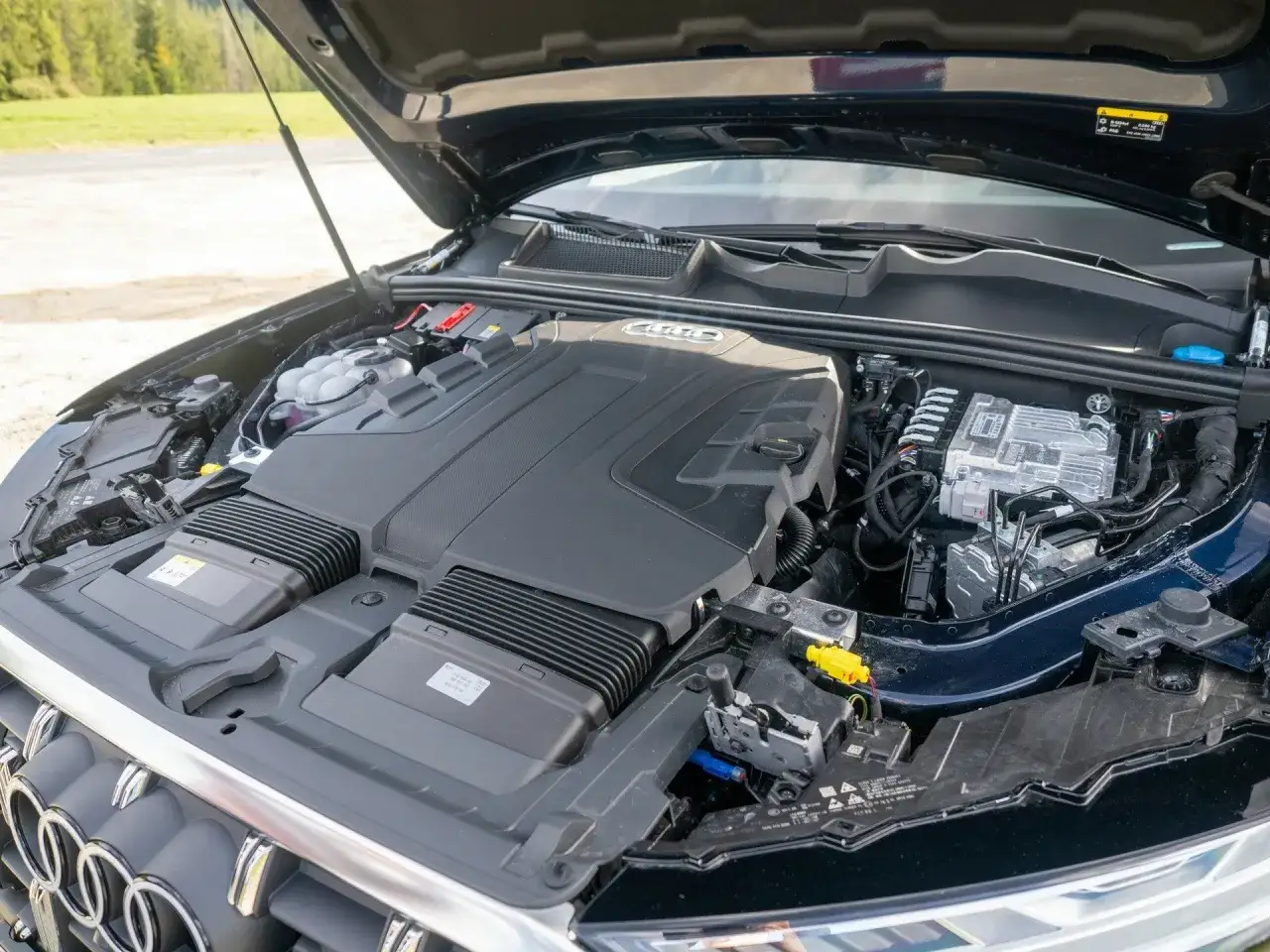 Silnik Audi z otwartą maską. Czasem podczas jazdy słychać metaliczny dźwięk, który może pochodzić z tego miejsca.