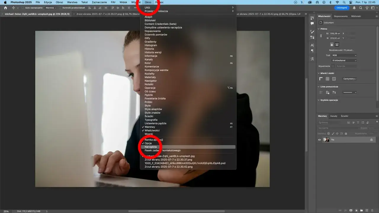 Osoba używająca Photoshopa z zadowoleniem, po naprawieniu błędu